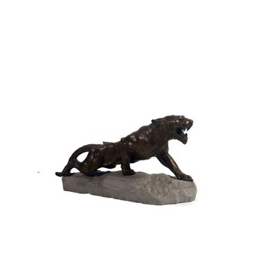 une statue de lion posée sur un rocher, sur fond blanc