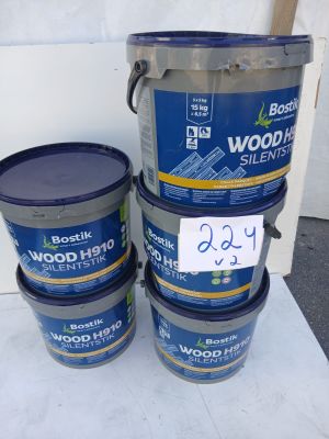 trois seaux de peinture posés sur une table blanche