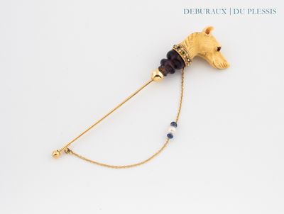 a picture of a brooch with a horse head on it