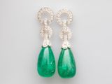 une paire de boucles d'oreilles en émeraude et diamant