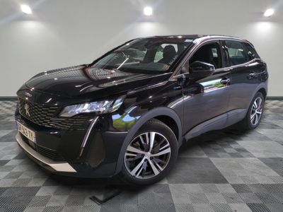 le 4x4 noir est garé sur le sol en damier d'un garage