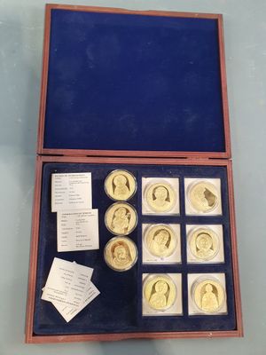 une boîte contenant des pièces d'or et un mot, posée sur une table