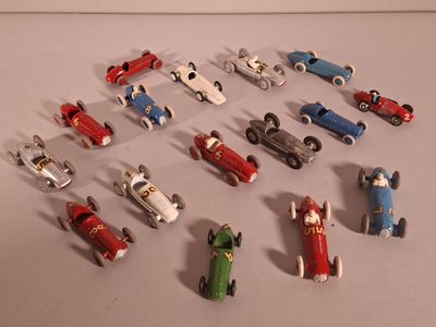 un grand nombre de petites voitures posées sur une table