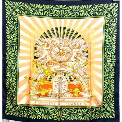 un gros plan sur un foulard carré orné d'un lion