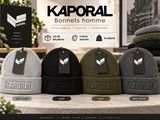 Plusieurs chapeaux sont empilés les uns sur les autres sur une table