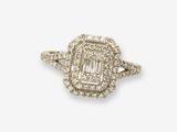 une bague en émeraude et diamant