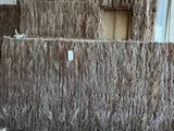 une botte de foin posée sur une palette dans une remise