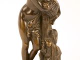 statue en bronze représentant une femme à cheval avec un enfant