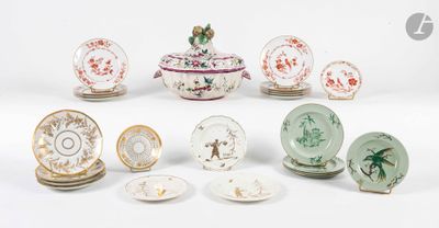 de nombreuses assiettes et bols ornés de motifs variés
