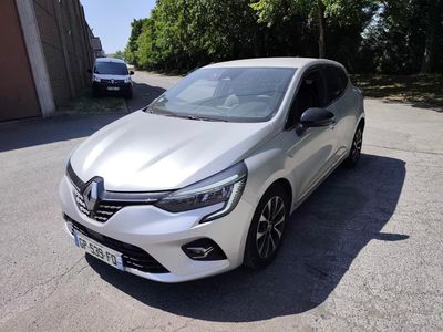 la voiture blanche est garée sur le côté de la route