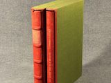 deux livres sont empilés sur une table