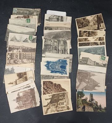 un grand nombre de cartes postales anciennes qui se trouvent sur la table