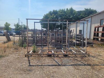 une structure métallique située au milieu d'un champ en terre battue