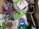 une boîte en carton remplie d'articles divers à vendre