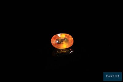 un saphir orange sur un fond noir