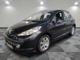 la photo d'une voiture noire garée dans un garage