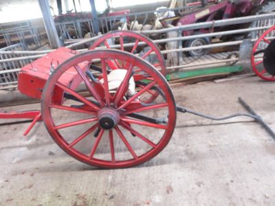un chariot rouge qui est garé sur le bord de la route