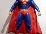 une statue représentant un homme vêtu d'un costume de Superman