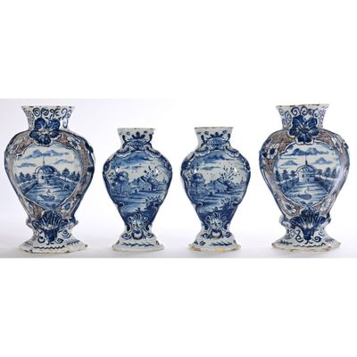 2 PAIRES DE VASES DE DELFT en faïence à décor en camaïeu ble… - Photo 1