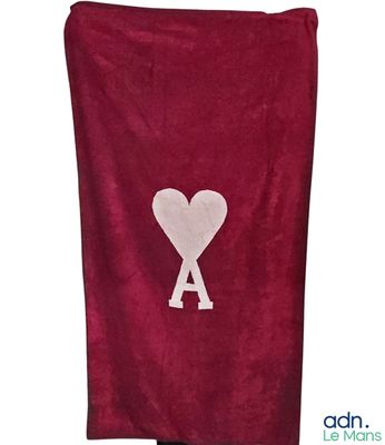 une serviette rouge ornée d'un cœur, posée sur une table