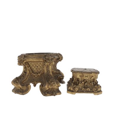 paire de bougeoirs anciens en laiton, ornés de sculptures élaborées