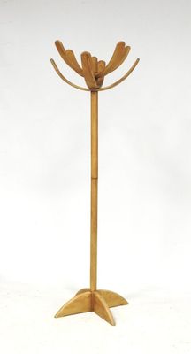une image représentant un porte-manteau en bois orné d'une fleur