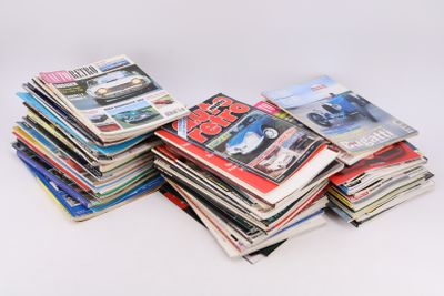 de nombreux magazines empilés les uns sur les autres sur une table