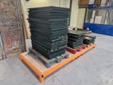 une grande pile de plaques métalliques posée sur une palette