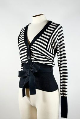un pull rayé noir et blanc orné d'un nœud papillon, porté par un mannequin