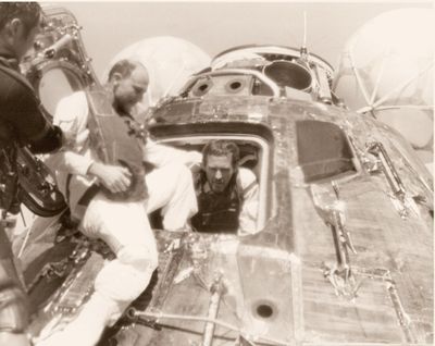 une vieille photo en noir et blanc d'un homme assis dans une station spatiale