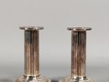 paire de bougeoirs anciens en argent à socles cannelés