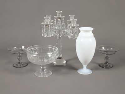 beaucoup d'objets en verre qui se trouvent sur la table