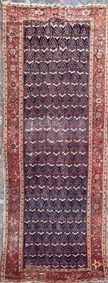 un tapis rouge et noir à motifs