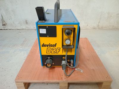 une machine posée sur une table en bois