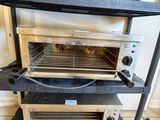 une photo d'un four grille-pain posé sur un support