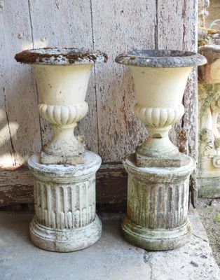deux vases posés l'un à côté de l'autre sur le trottoir