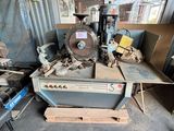 une machine qui se trouve dans un garage