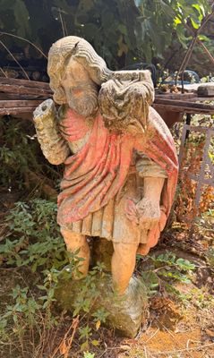 une statue représentant un ange tenant un bébé dans ses bras