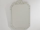 un miroir accroché au mur au-dessus d'un lavabo