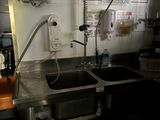 un évier et un robinet dans une petite cuisine