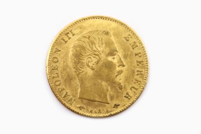 gros plan d'une pièce d'or sur une surface blanche