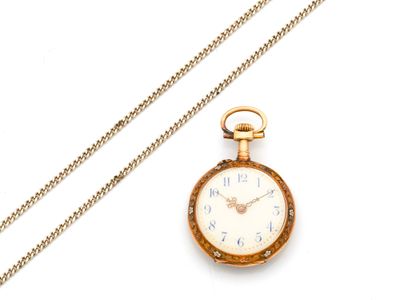 une montre de poche en or avec une chaîne, sur fond blanc