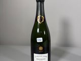 des bouteilles de champagne posées sur une table, avec un mur blanc en arrière-plan