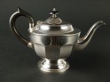 théière plaquée argent sur fond noir avec un fond noir