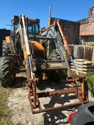 un tracteur garé sur le bord de la route