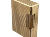 un gros plan d'un briquet doré sur fond blanc