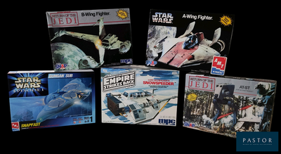 cinq figurines « Star Wars » exposées sur un fond noir