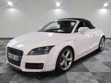 une photo d'une Audi décapotable blanche dans un showroom