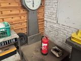 une image représentant une pièce avec une horloge et un extincteur