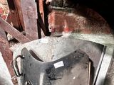 des toilettes cassées dans un coin d'un vieil immeuble